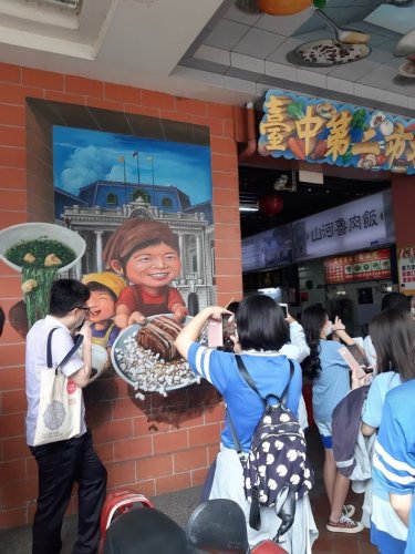 游博清老師為明道中學高二人文實驗班及社會組進行第二市場導覽