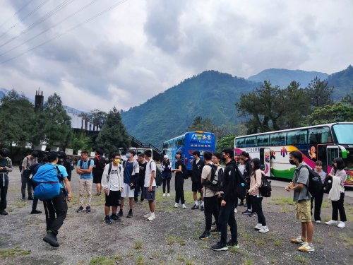 歷史系教師帶領本校微通課程登東卯山